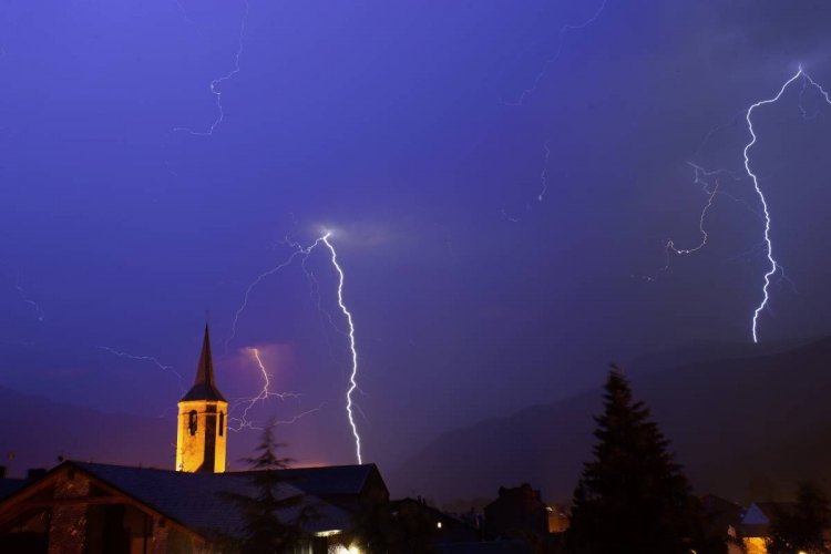 Tarda de pluges intenses: 14 comarques en alerta i perill d'inundacions