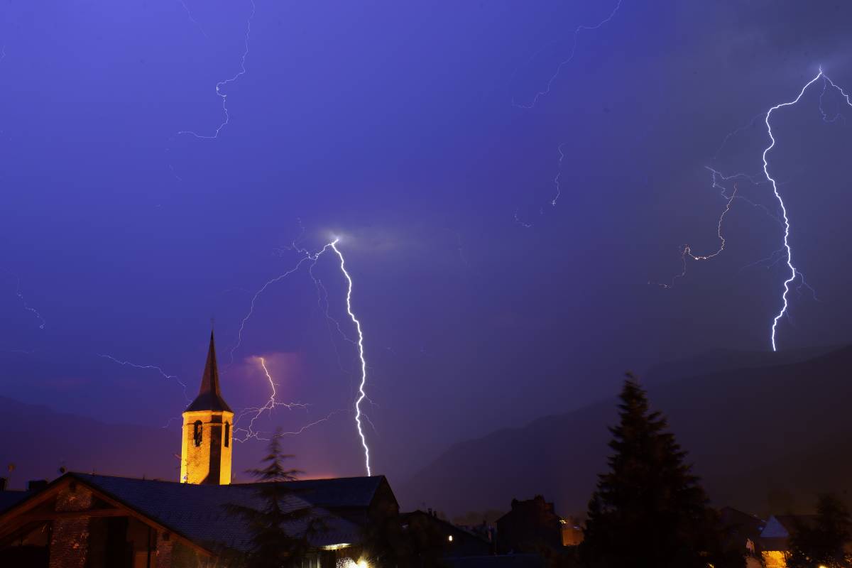 Tarda de pluges intenses: 14 comarques en alerta i perill d'inundacions