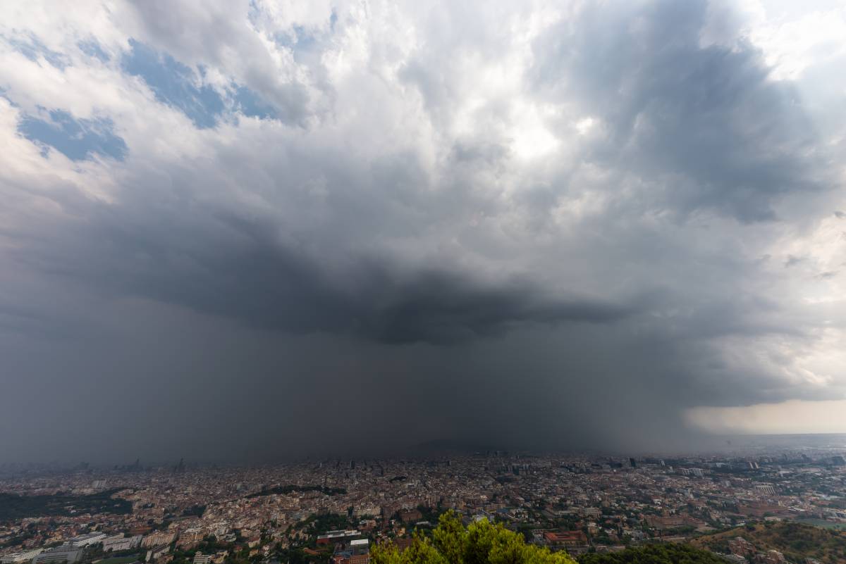 Tarda de pluges intenses: 14 comarques en alerta i perill d'inundacions