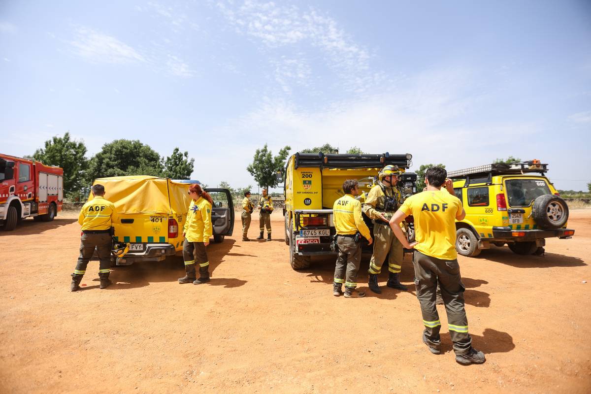 Voluntaris de l`ADF, durant l`inici de campanya
