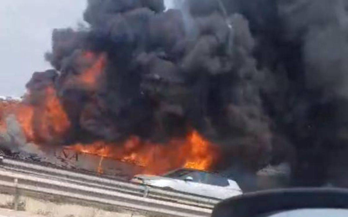 Col·lapse a l'A-7 a Tarragona per l'espectacular incendi d'un bus