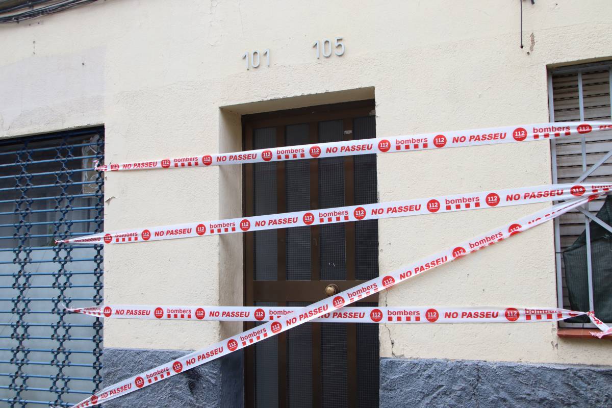 Dos ferits i quinze desallotjats per l'esfondrament d'un sostre a Badalona
