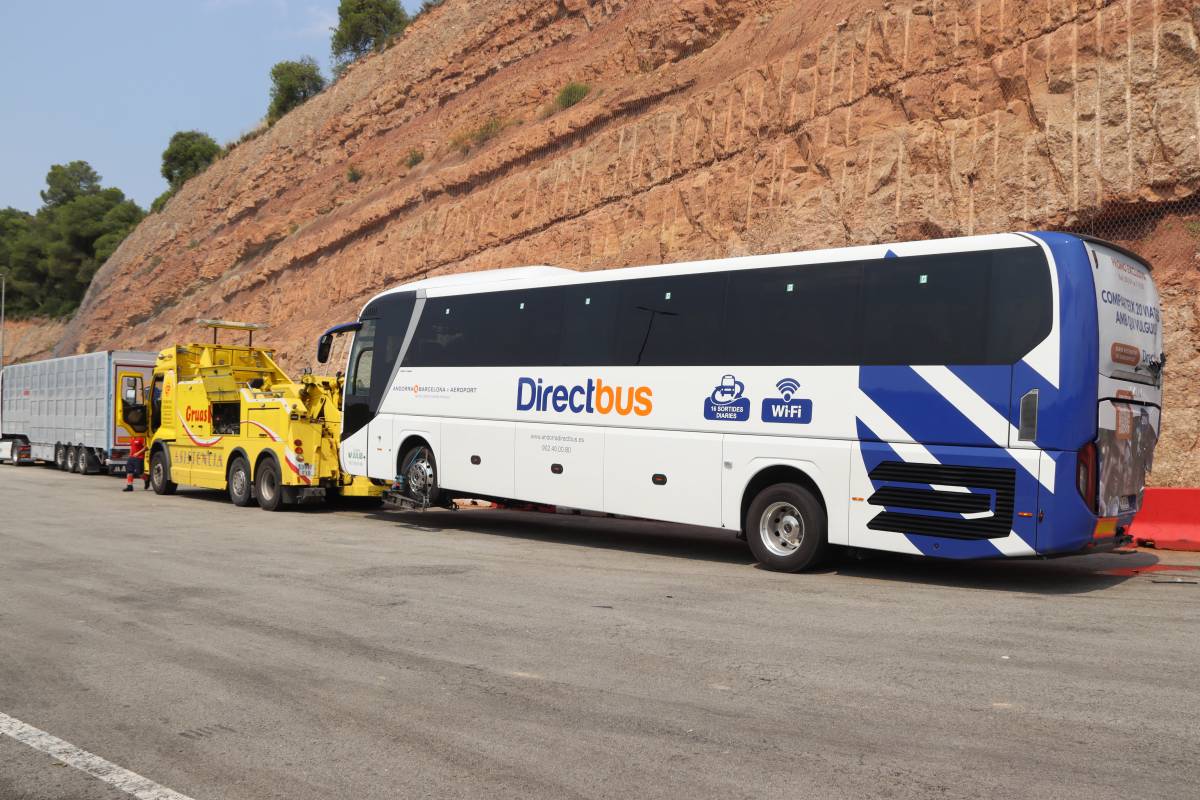 Xoc entre un camió grua i un autocar a l’A-2 al Bruc
