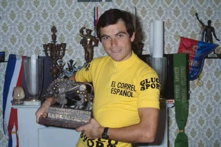 Hinault amb el mallot groc i el títol de campió de la Vuelta de 1978 - @AndreLasse72688 Hinault amb el mallot groc i el títol de campió de la Vuelta de 1978