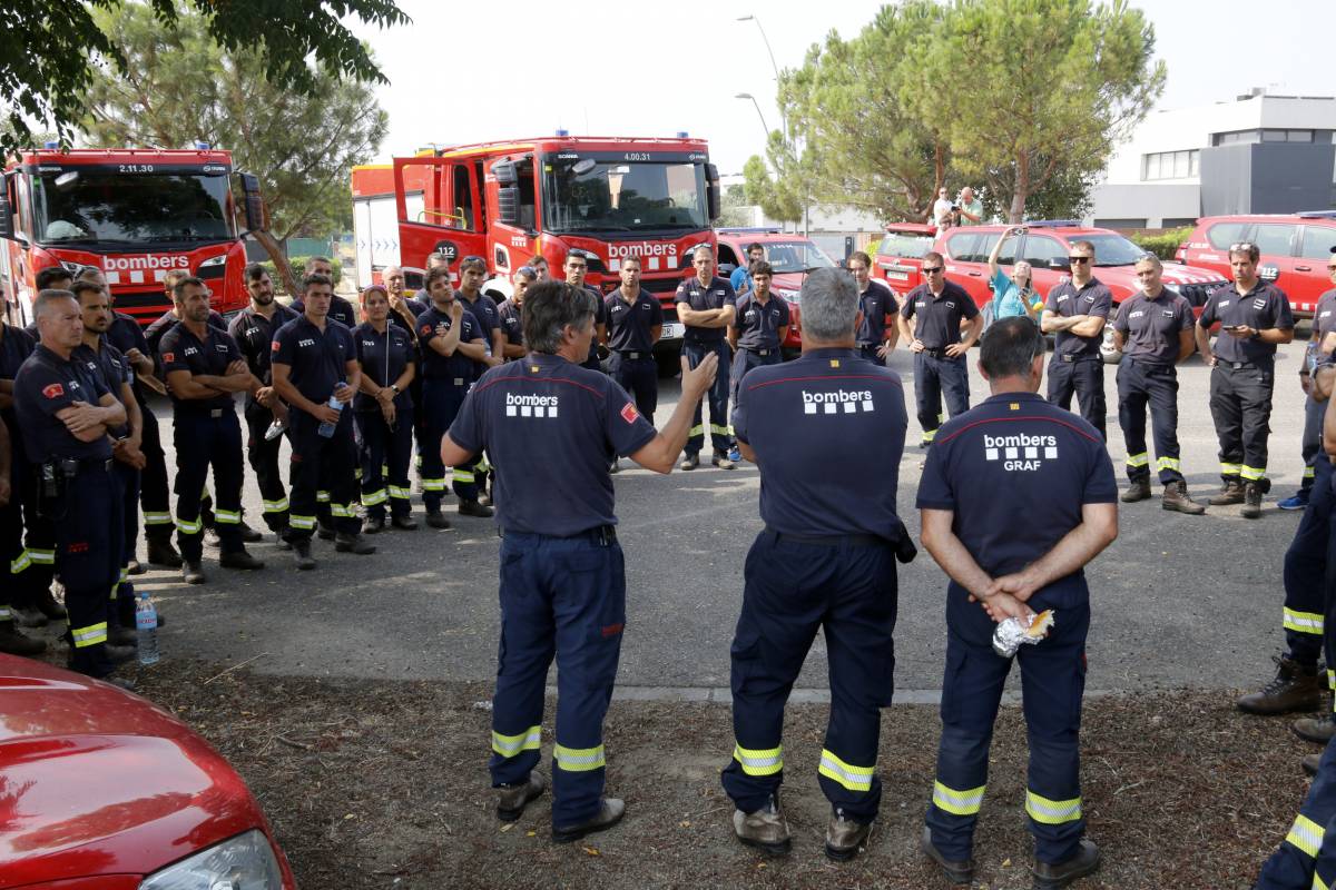 Els bombers catalans asseguren el flanc dret de l’incendi de Jarilla