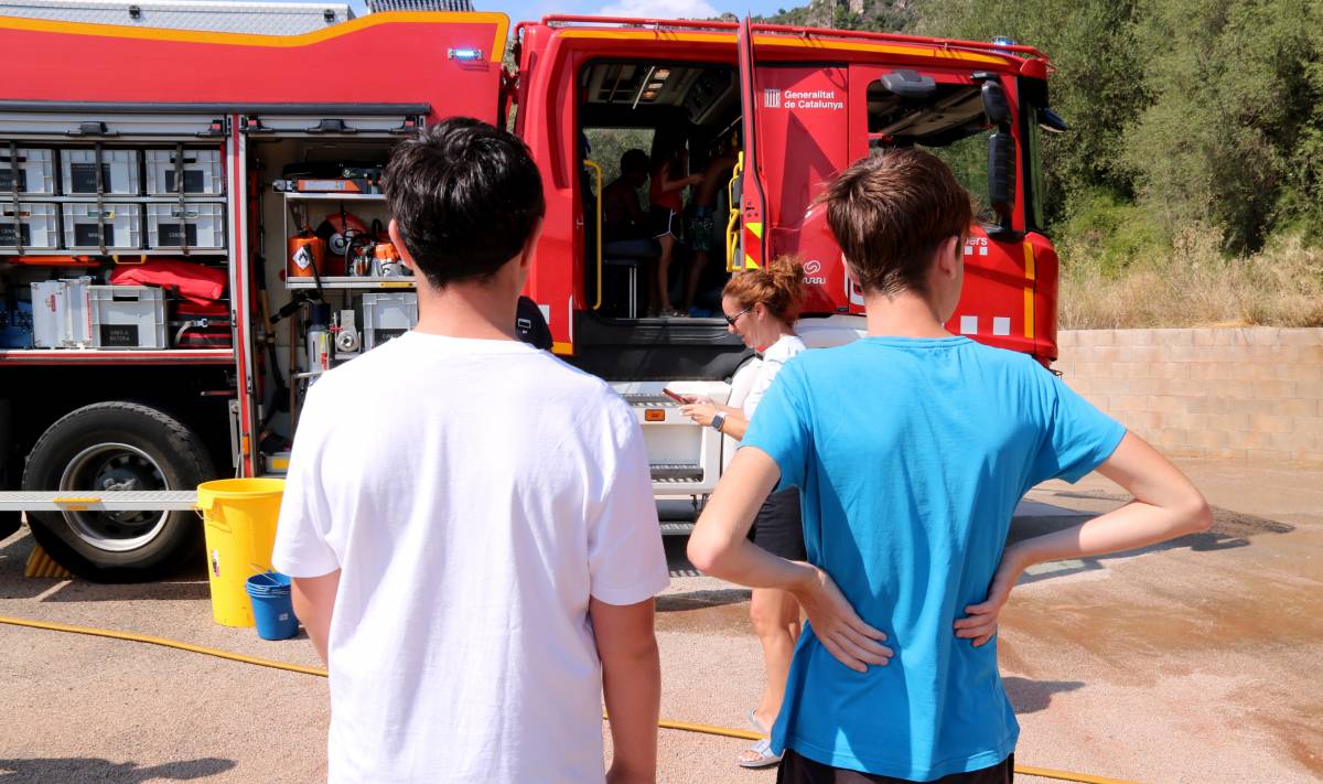Els infants dels pobles afectats per l'incendi de Paüls aprenen a reconduir la por al foc jugant amb els Bombers