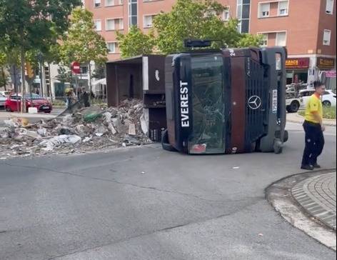 Un camió ple de runa bolca a l'avinguda de Matadepera 