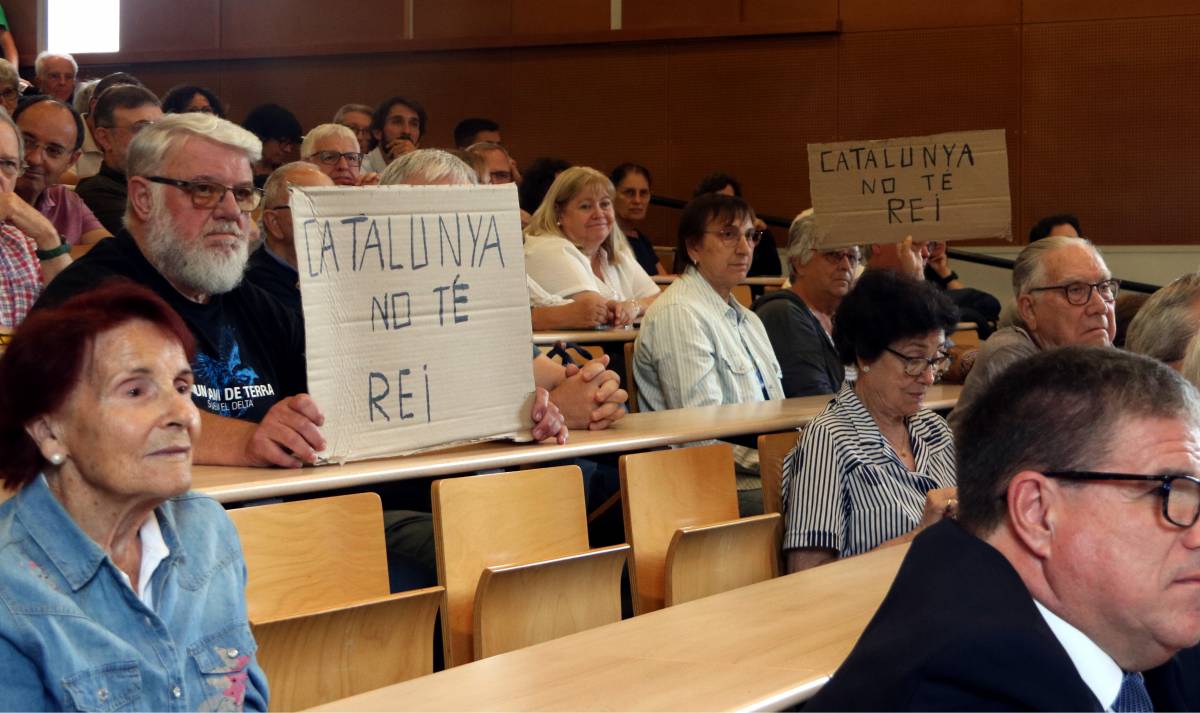 La visita de Felip VI a Montserrat encara fumeja a Prada