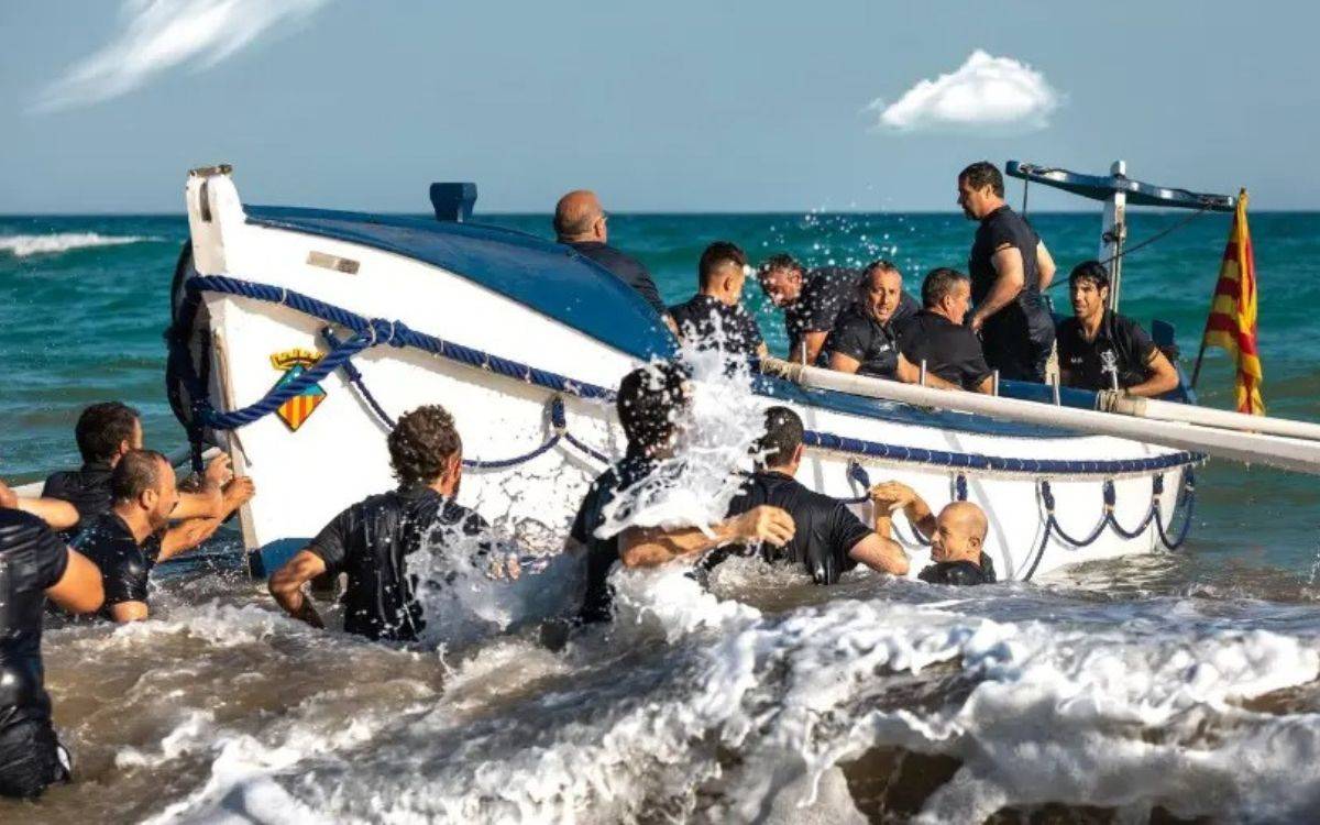 La platja de Ponent de Salou acull una exhibició d'un llegendari bot insubmergible