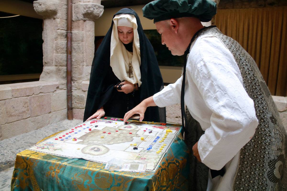 Una editorial sabadellenca crea un joc de taula que recrearà la història mil·lenària de Sant Joan de les Abadesses