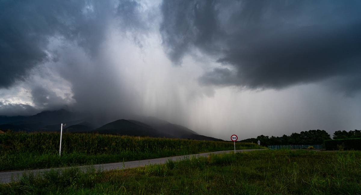 El Meteocat alerta de pluges i tempestes imminents a cinc comarques