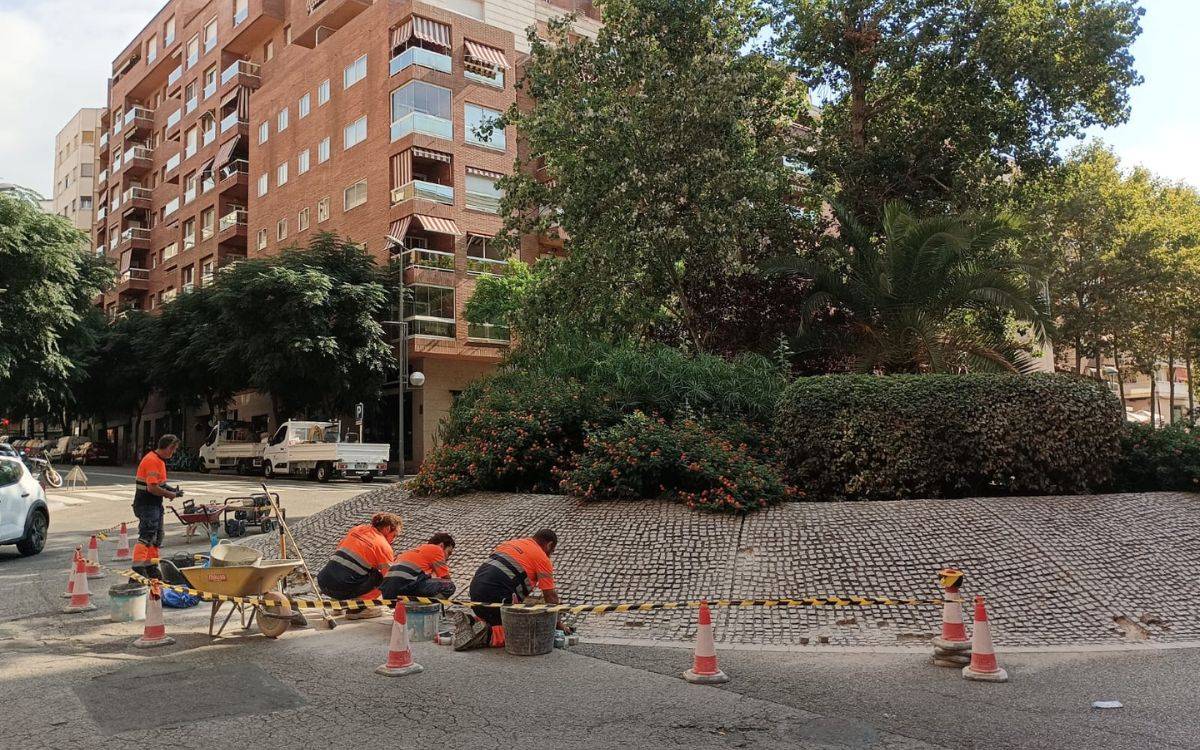 Obres de millora en una de les rotondes del carrer Pere Martell de Tarragona
