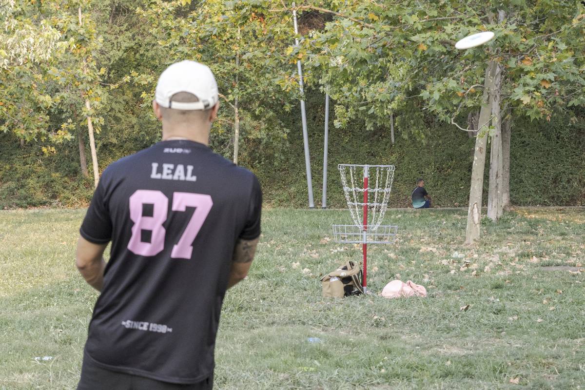 El Disc Golf només es pot entrenar a parcs amples com el de Vallparadís o a un equipament a Palau-solità i Plegamans - Lluís Clotet El Disc Golf només es pot entrenar a parcs amples com el de Vallparadís o a un equipament a Palau-solità i Plegamans