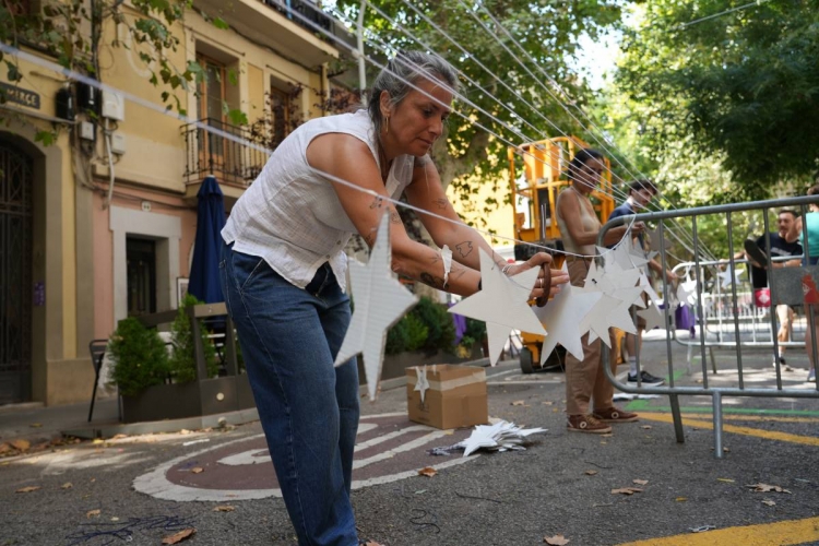 Els carrers decorats de Sants, en perill: «Mentre puguem, resistirem»