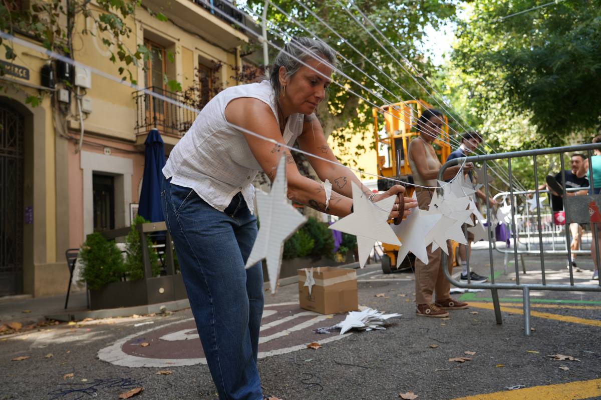 Els carrers decorats de Sants, en perill: «Mentre puguem, resistirem»