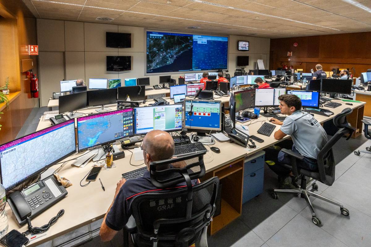 La sala de control dels Bombers de la Generalitat - Juanma Peláez La sala de control dels Bombers de la Generalitat