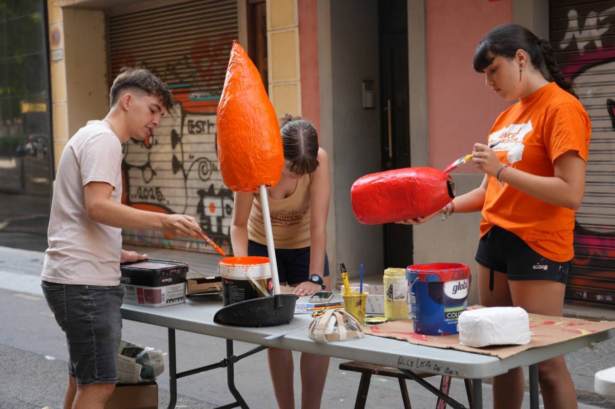 Grup d`adolescents preparant les festes de Sants - ACN Grup d`adolescents preparant les festes de Sants