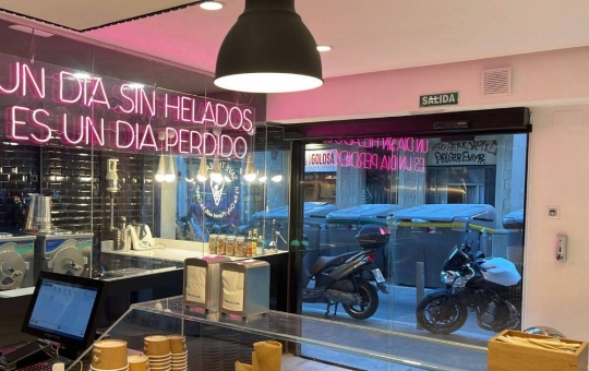L'amo de la gelateria de Gràcia trenca el silenci: «Només vaig dir que estàvem a Espanya»