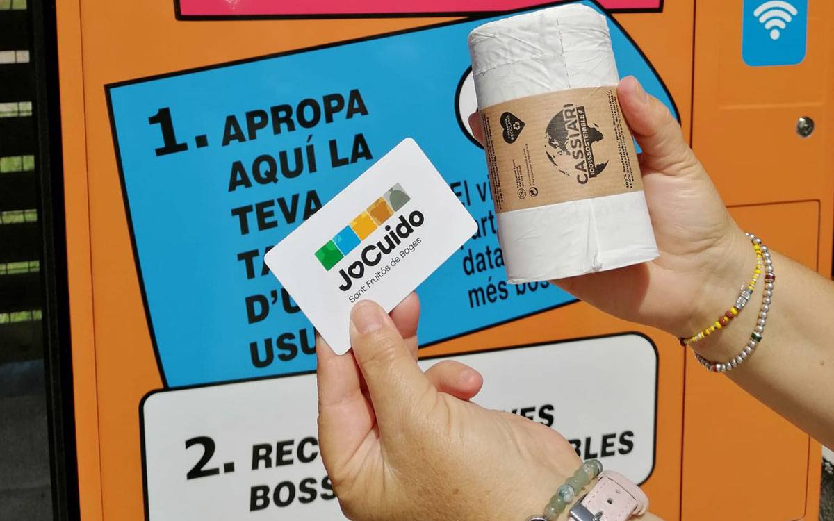 Sant Fruitós posa en marxa una màquina expenedora de bosses compostables
