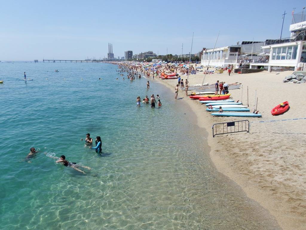 Es prohibeix el bany a les platges de Badalona durant dos dies pel vessament del clavegueram