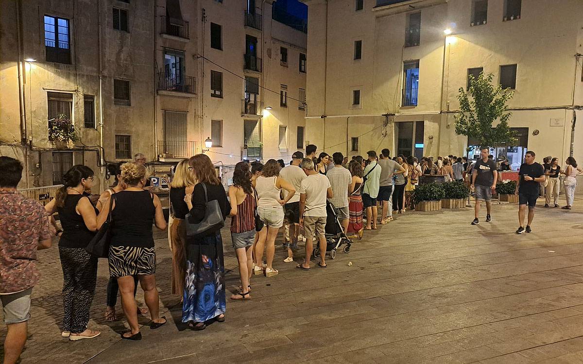 Cua davant d`un establiment durant el Tap`Antic de Festa Major - Pere Fontanals Cua davant d`un establiment durant el Tap`Antic de Festa Major