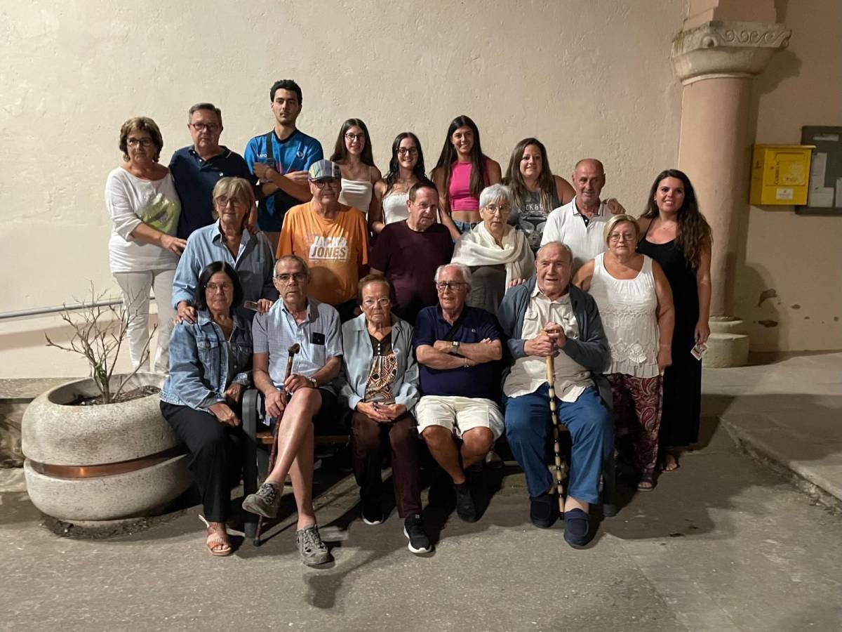 Més de 120 veïns recorden els comerços i oficis d'abans a Rocafort de Queralt en una projecció intergeneracional