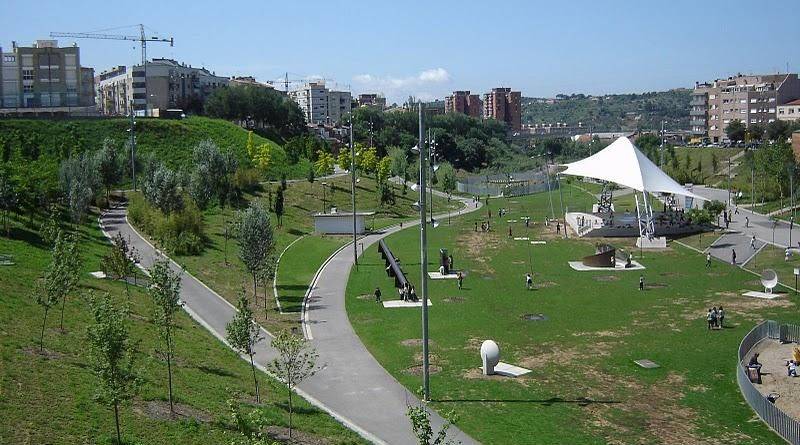 On refrescar-se a Terrassa? El parc urbà que travessa la ciutat com un riu verd