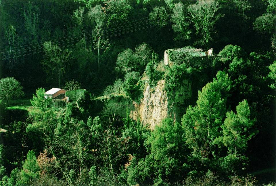 Les restes d’un castell medieval que s’oculten dins una antiga masia en ruïnes