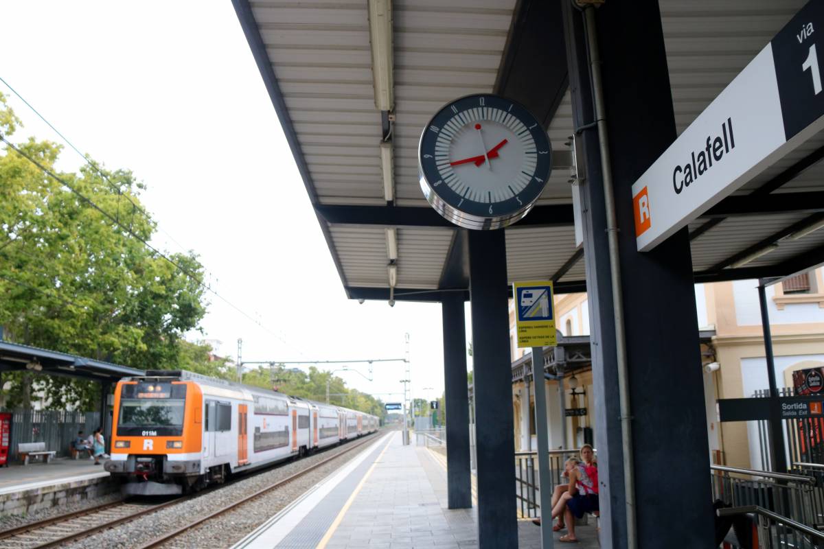 Perdre la vida al tren: l'incendi d'un comboi a Calafell prolonga els retards a Rodalies des del cap de setmana