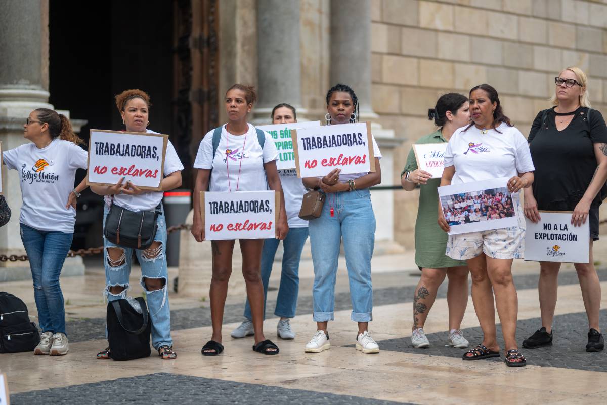 Les «kellys» es concentren davant el Palau de la Generalitat per exigir «empatia» en plena temporada alta