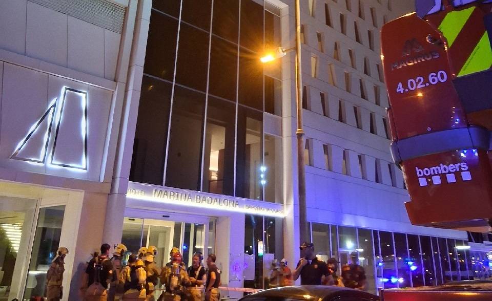 Ensurt a Badalona: desallotgen 200 persones d'un hotel per un fals incendi