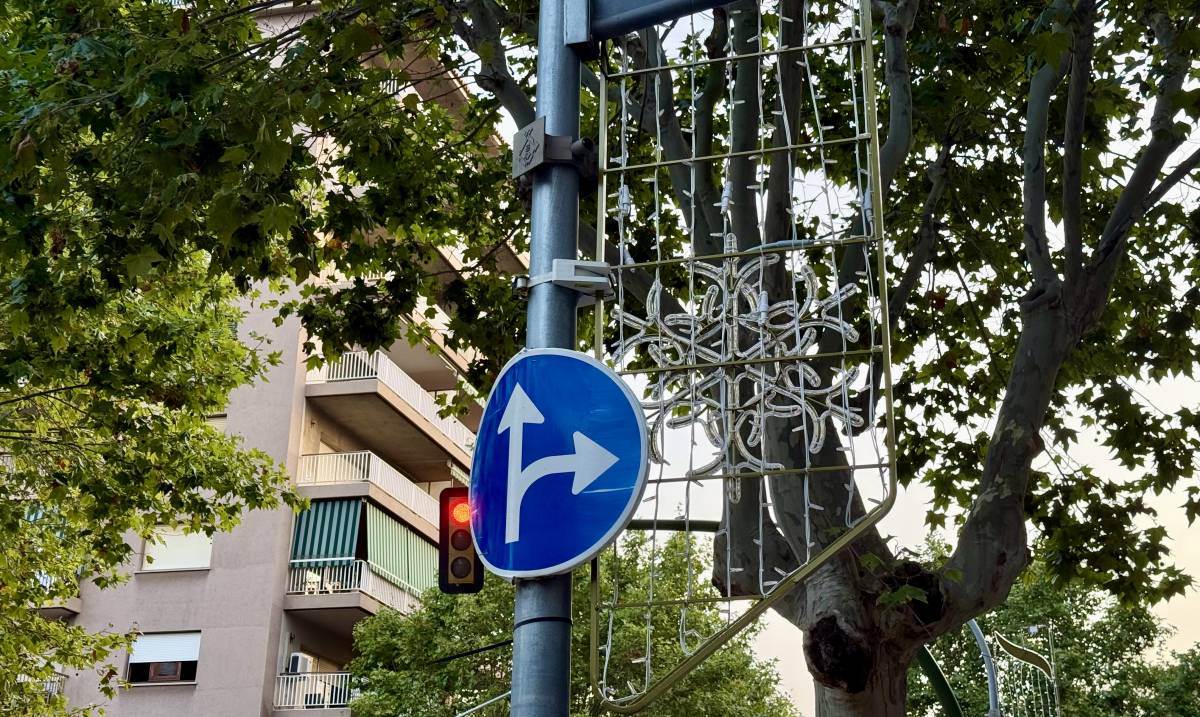 Una ciutat catalana instal·la els llums de Nadal en ple agost