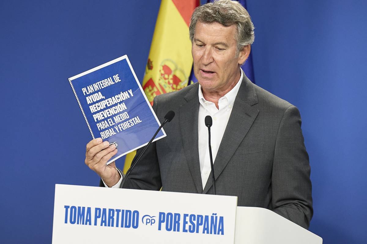 La darrera pifiada de Feijóo: se li colen anotacions en el pla antiincendis