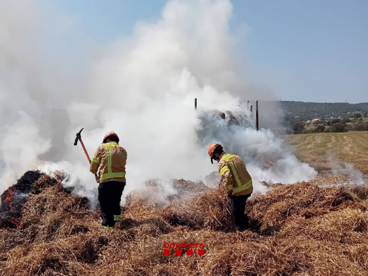Camió de palla incendiat a Solsona  - Bombers de Solsona 