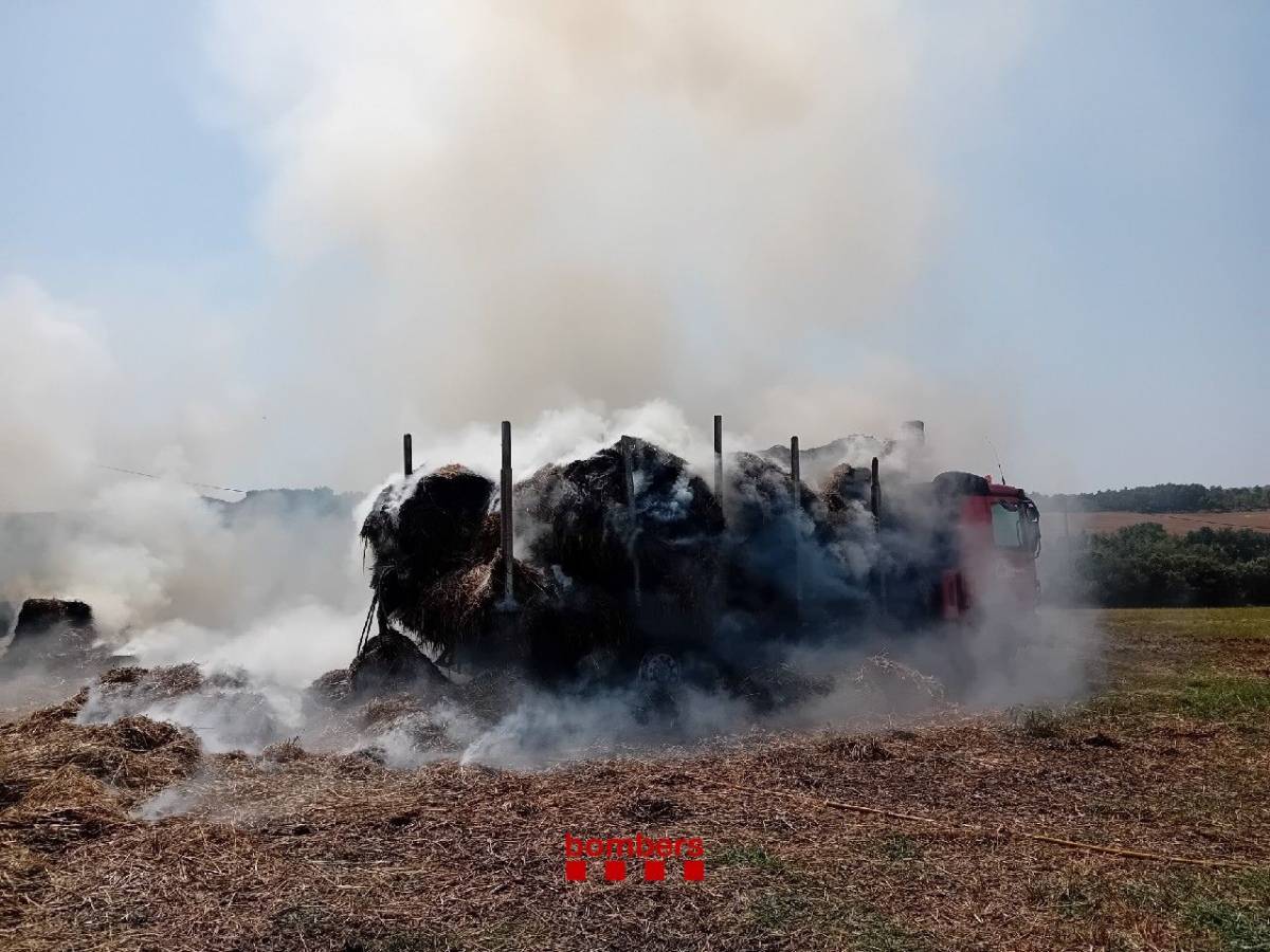 Camió de palla incendiat a Solsona  - Bombers de Solsona 