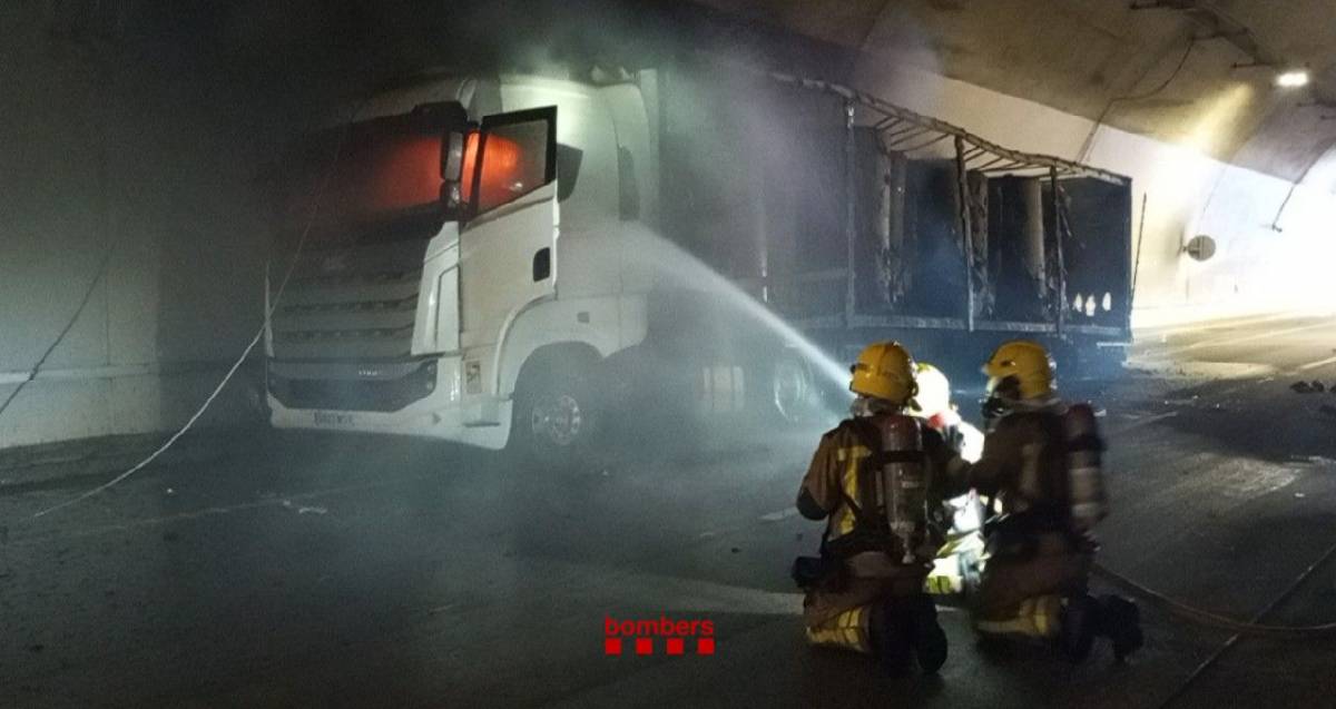 Extingit un incendi d'un camió al túnel Voltrera que ha obligat a tallar la B-40 en ambdós sentits