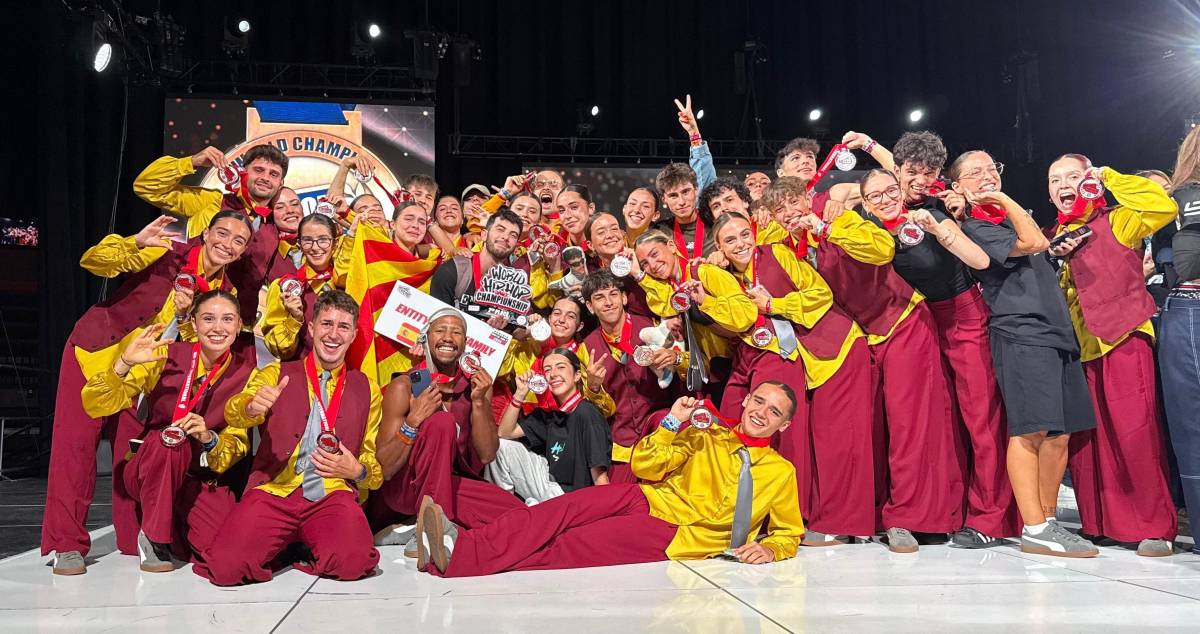 Els integrants d'Entity Dance Family després de recollir la medalla de plata - 