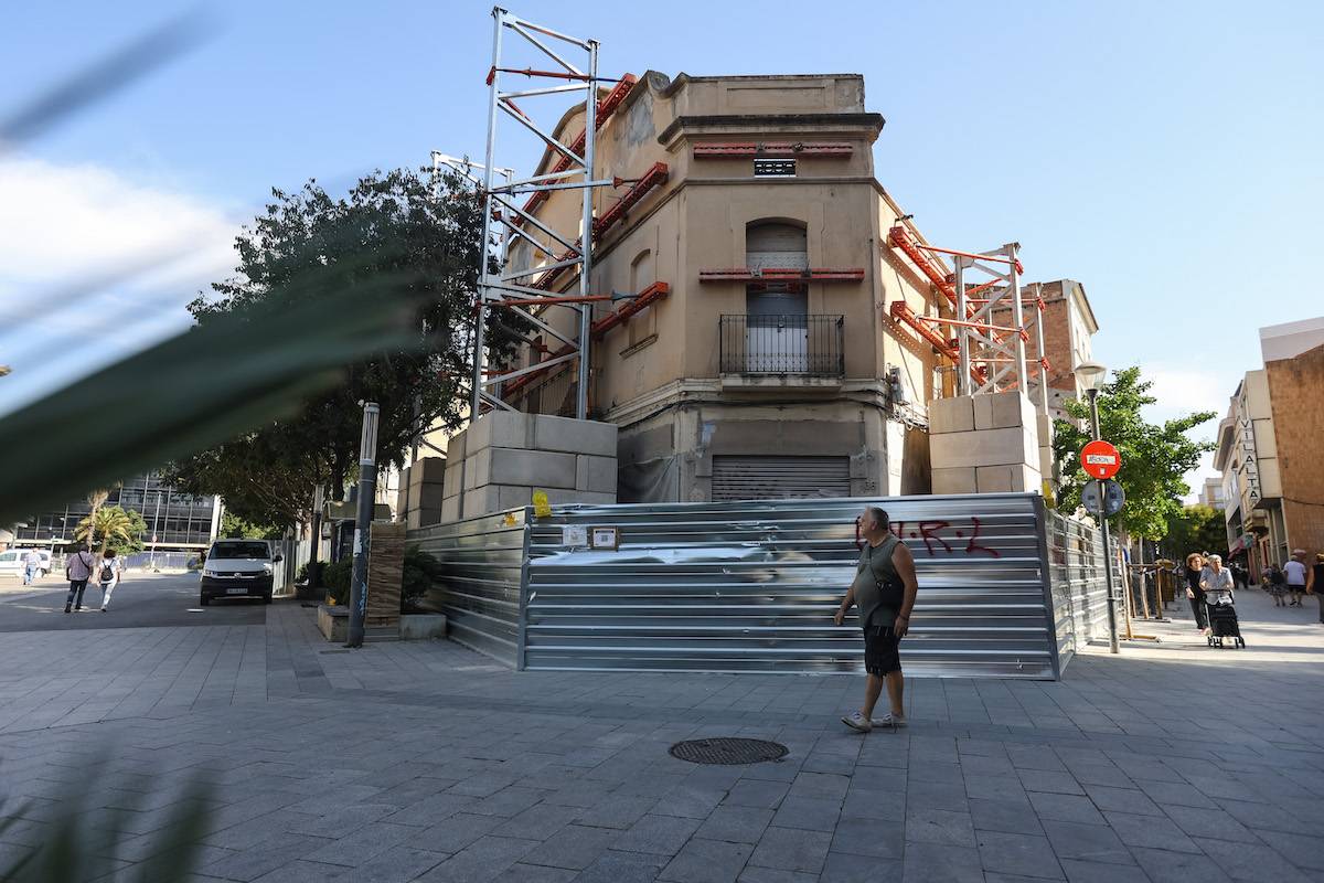 La façana de l'edifici La Granja ja té instal·lats els suports que la protegiran