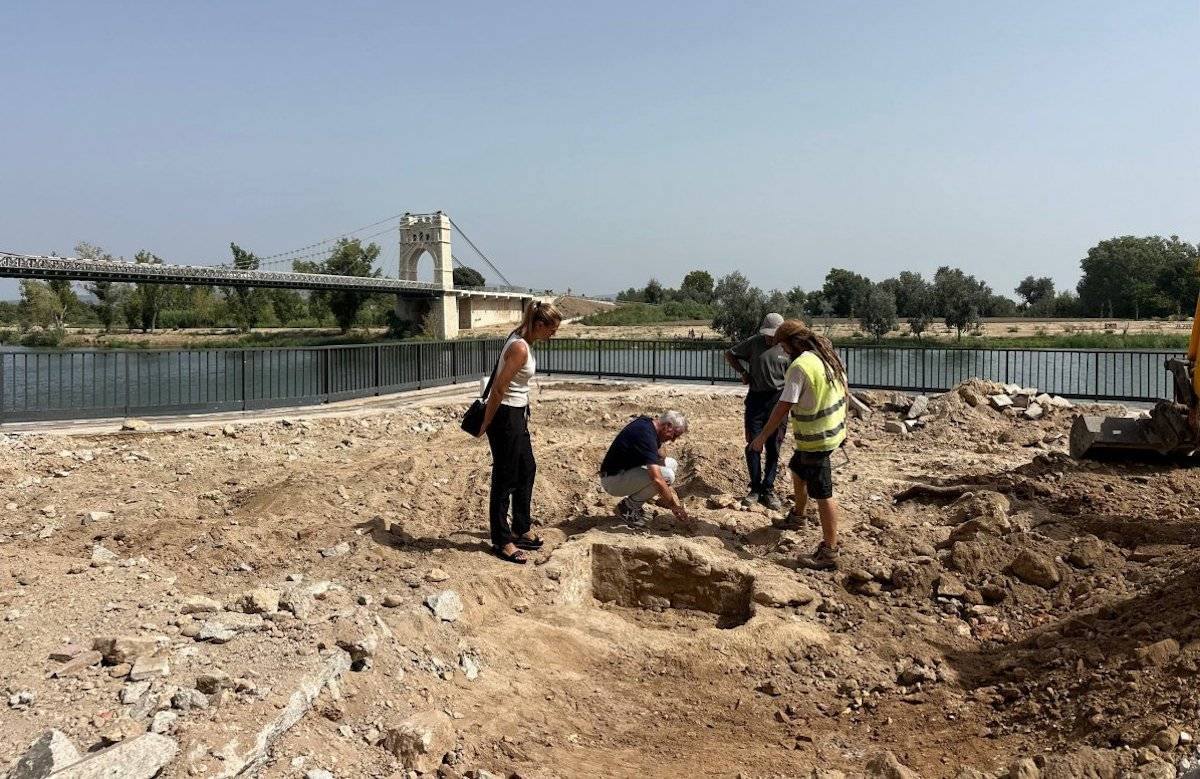 Unes obres treuen a la llum les restes de l'antic pou de la plaça del Poador a Amposta