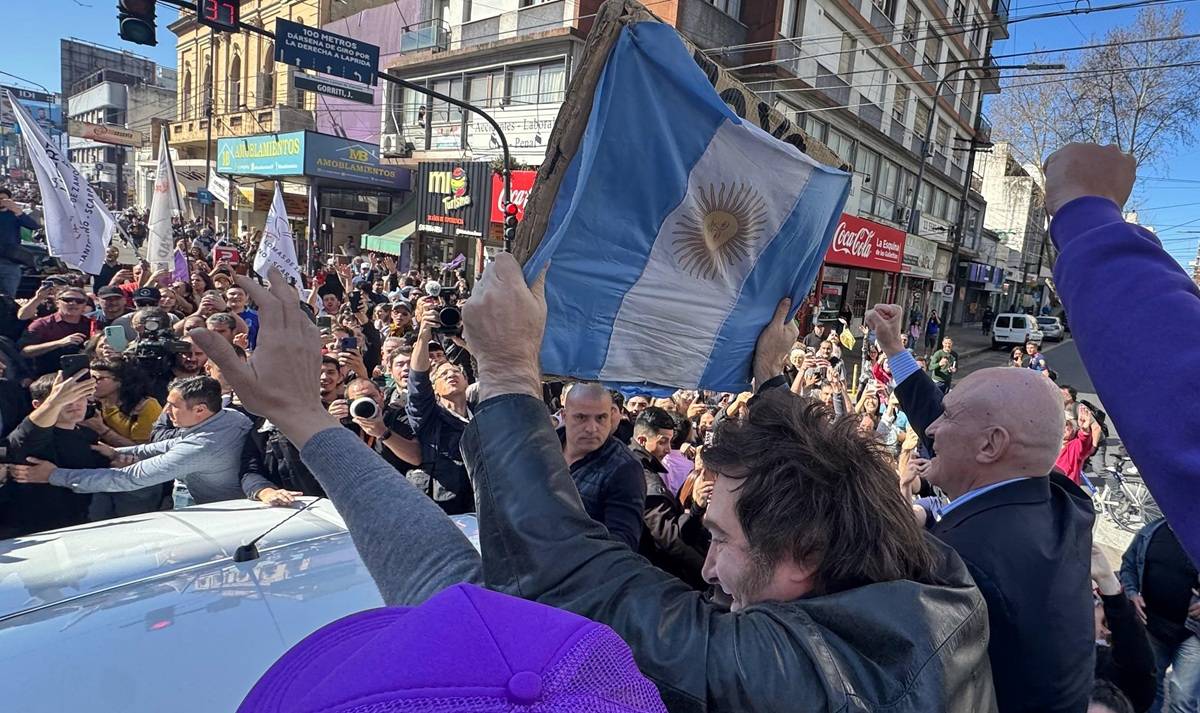 Javier Milei, evacuat d'una caravana electoral per llançament de pedres