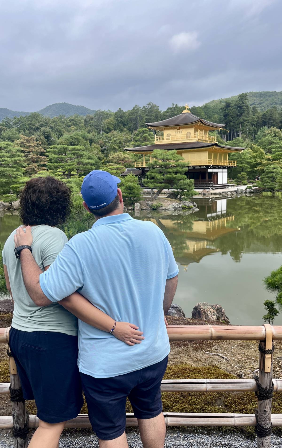 Admirant el pavelló daurat de Kyoto, al Japó - Víctor Manuel Padilla