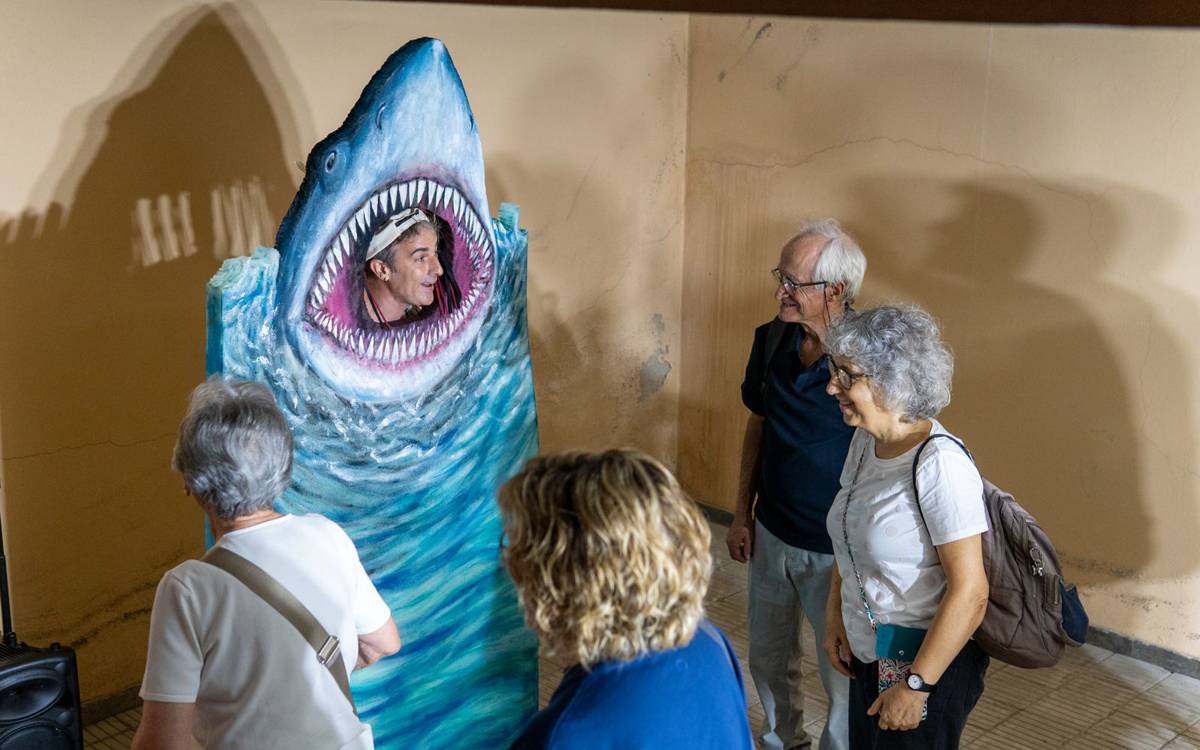 Un actor usa material de marxandatge de «Tiburón» durant la visita a l`Atlàntida - Hasmukh Kerai Un actor usa material de marxandatge de «Tiburón» durant la visita a l`Atlàntida