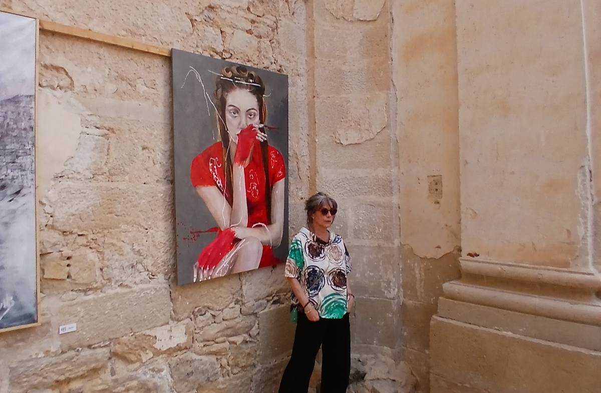 Carmen Valverde, amb l'obra exposada a Corbera d'Ebre - 