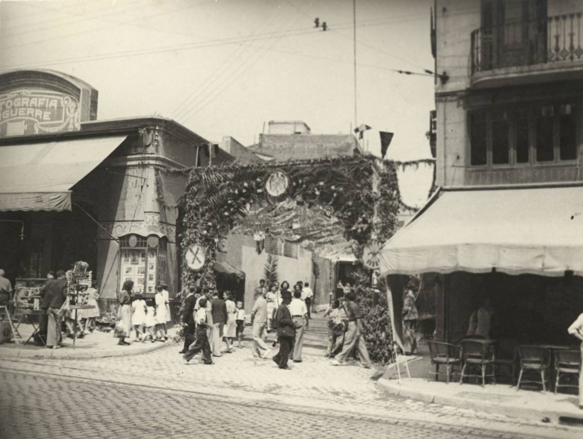 Guarnit del Carrer d’Alcolea amb la Carretera de Sants amb símbols carlistes, franquistes i falangistes (1941) - Arxiu Municipal De Sants-Montjuïc Guarnit del Carrer d’Alcolea amb la Carretera de Sants amb símbols carlistes, franquistes i falangistes (1941)