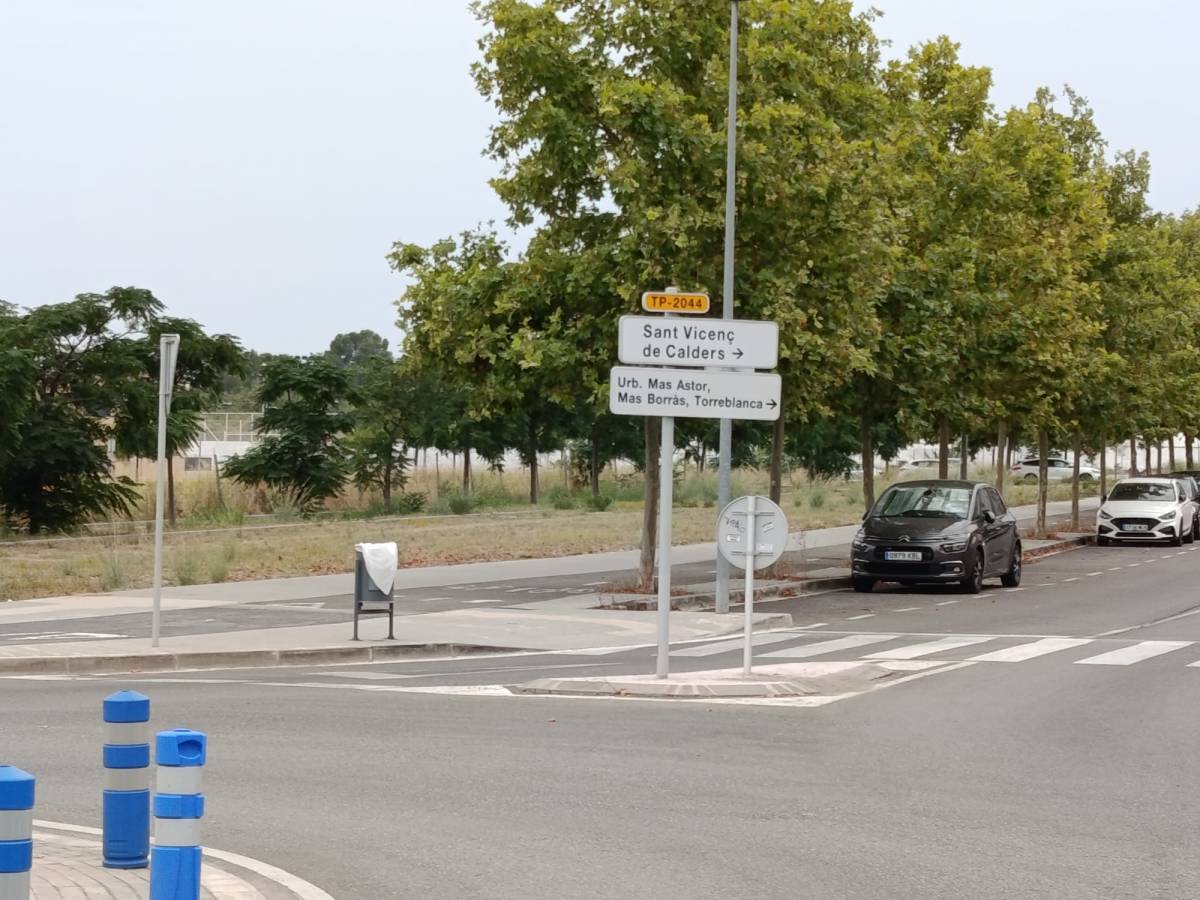 Nova senyalització a l'avinguda de Sant Vicenç de Calders per identificar tres urbanitzacions del Vendrell