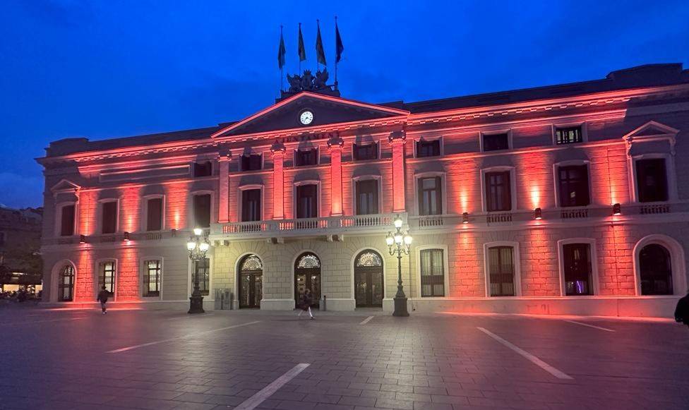 Per què es va il·luminar de vermell la façana de l'Ajuntament de Sabadell?