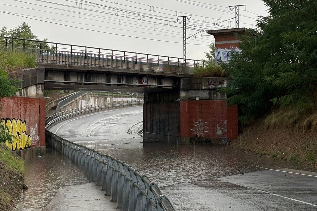 Els xàfecs tornen a inundar un pas soterrani de Riells i Viabrea