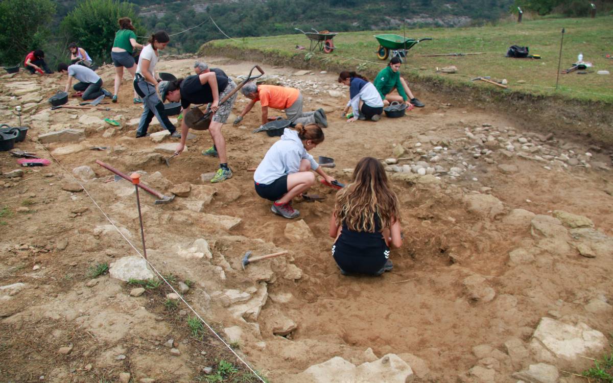 Arqueòlegs treballant en les excavacions d`aquest 2025 al jaciment ibèric de l`Esquerda de Roda de Ter. - L.Casademont/ACN Arqueòlegs treballant en les excavacions d`aquest 2025 al jaciment ibèric de l`Esquerda de Roda de Ter.
