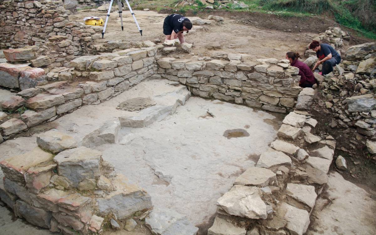 Estança en desús que ha aparegut aquest 2025 durant les excavacions al poblat medieval de l`Esquerda de Roda de Ter. - L.Casademont/ACN Estança en desús que ha aparegut aquest 2025 durant les excavacions al poblat medieval de l`Esquerda de Roda de Ter.