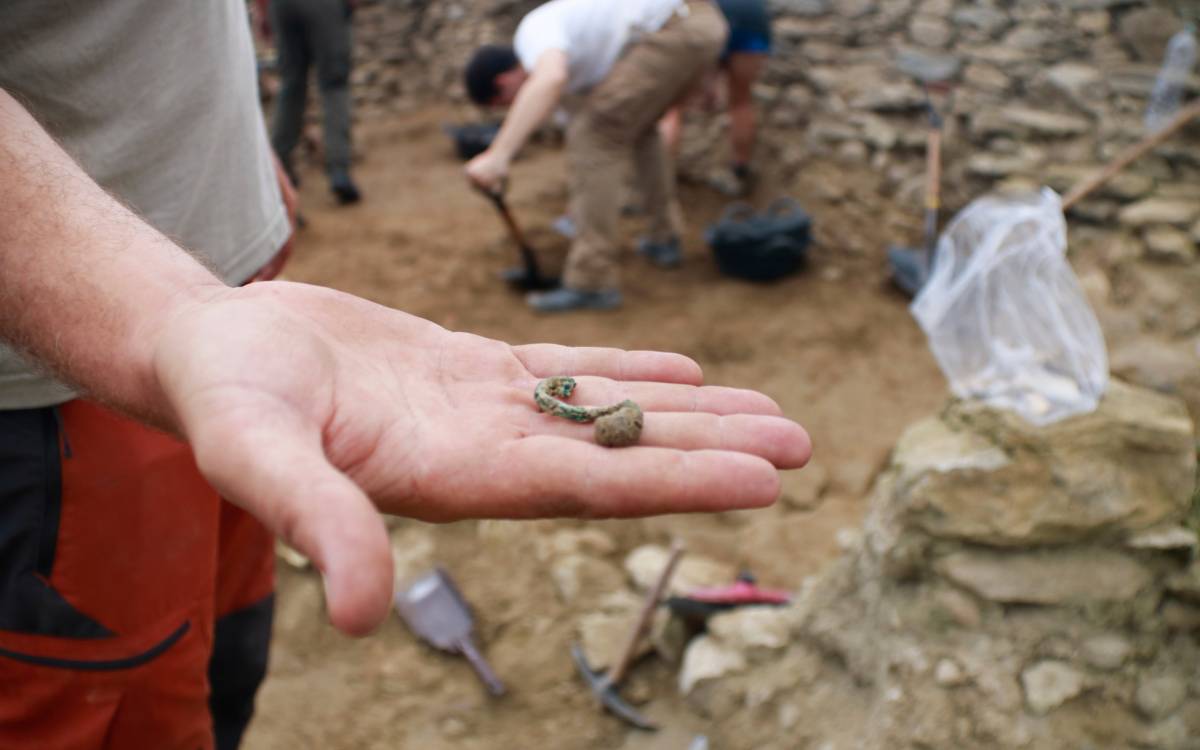 Detall de la peça de bronze que ha aparegut enguany durant les excavacions al jaciment de l`Esquerda de Roda de Ter. - L.Casademont/ACN Detall de la peça de bronze que ha aparegut enguany durant les excavacions al jaciment de l`Esquerda de Roda de Ter.